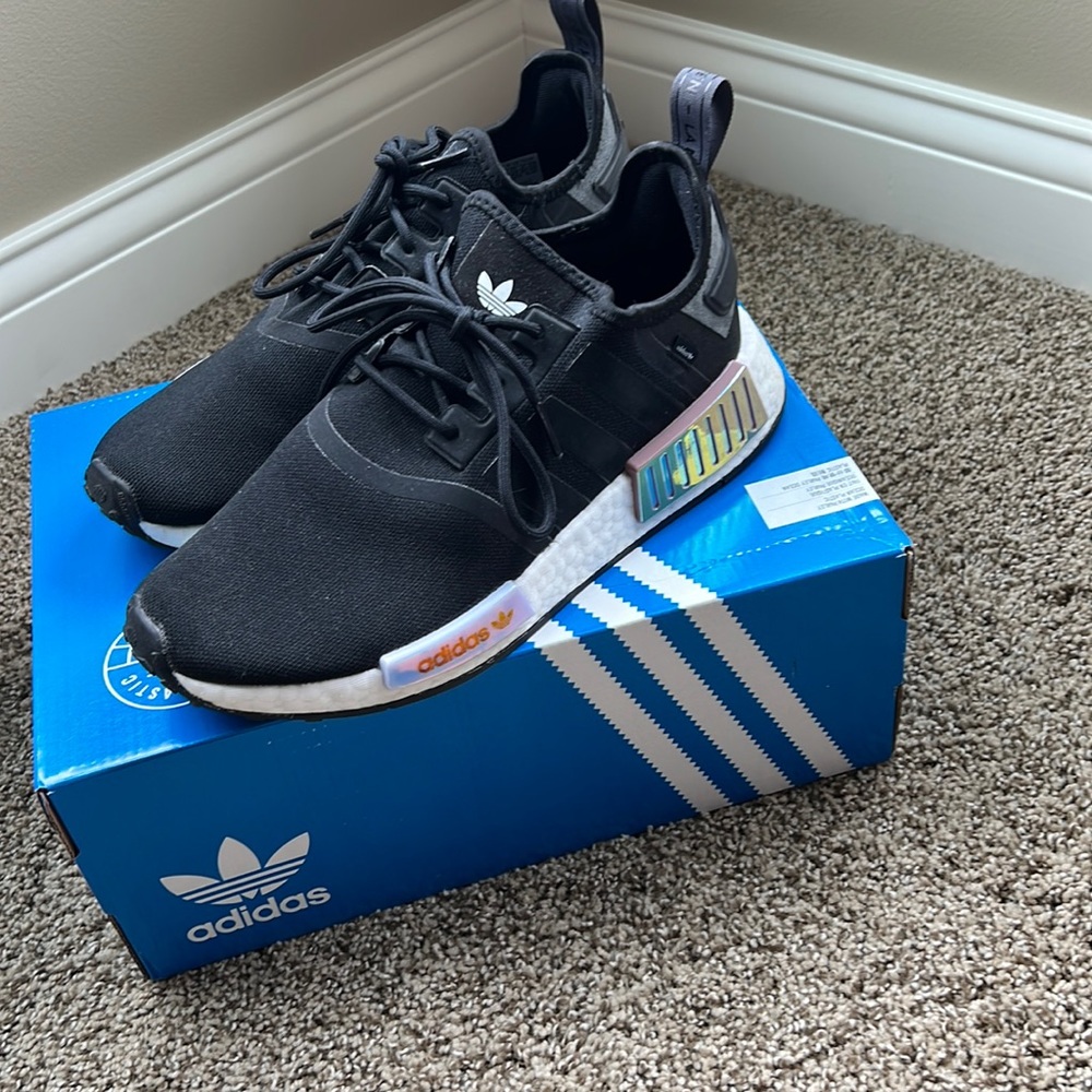 Adidas Originals Women’s NMD_R1 shoes Size 9.5.